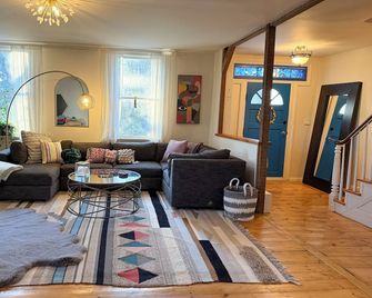 Renovated Charming Rustic Farmhouse, Modern + Stylish Retreat - Flemington - Вітальня