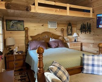 Mountain View Shed Cabin - Whittier - Habitación