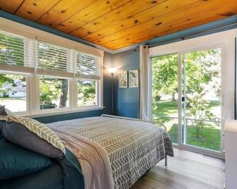 Main Street Retreat! Hot Tub, Golf Cart, Ev Charge - Port Sanilac - Bedroom