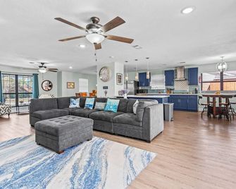 Private Pool Modern Elegant Contemporary Ranch-Style Home, 5 Mins To Nasa/Kemah - Seabrook - Living room
