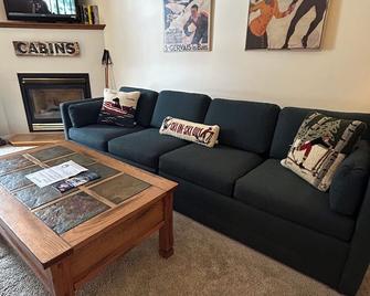 Ski-In / Ski-Out Slopeside Studio Smuggler's Notch Resort - Updated Lower Rates - Jeffersonville - Living room