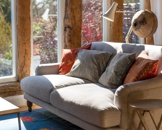 Deepwell Granary is a lovely thatched barn with attached meadow woodland - Stowmarket - Living room