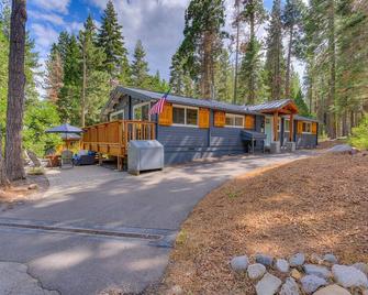 Blackwood Bungalow on the West Shore by Tahoe Getaways - 3 BR Pet Friendly & Walking Distance to the Lake - Homewood - Building