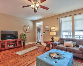 Downtown Tallahassee Luxury Condo-Intro Pricing! - Tallahassee - Living room
