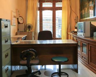 Guest House Samarinda - Samarinda - Front desk