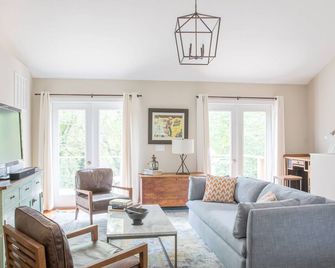 Downtown Carriage House | 1 BR Loft close to the historic downtown mall - Charlottesville - Living room