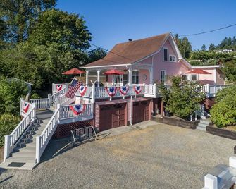 Enjoy The Best Of Vashon From The Deck Of The Quartermaster Cottage - Vashon - Building