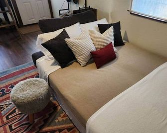 Tiny Home with Fun Outdoor Perks - Edmond - Sala de estar