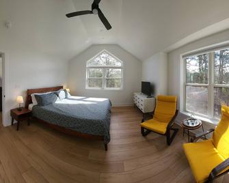 Secluded waterfront getaway with hot tub,fire pit, and private dock. - Marion Station - Habitación