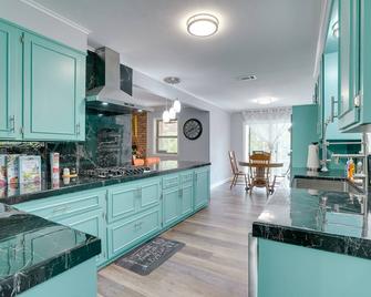 Lakefront Retreat in Jefferson with Screened Porch! - Jefferson - Kitchen