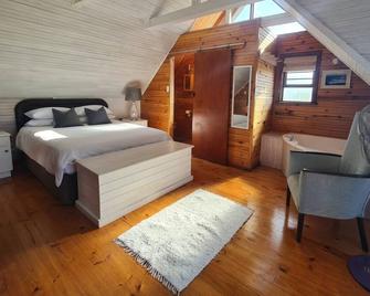 Albatross log home - 5 min to pristine surfing beaches - Jeffrey’s Bay - Bedroom