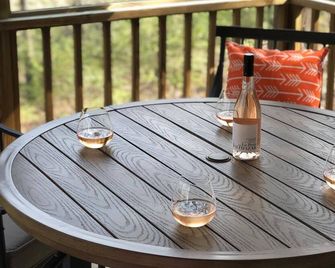 The Rosé Retreat: Pool-Screened Porch-Relax - Irvington - Balcony