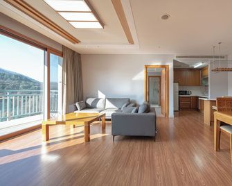 Elysian Gangchon Resort - Chuncheon - Living room