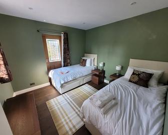 Remarkable 8 Bed Family House Sleeping 16 w/ Pool - Farnborough - Bedroom