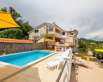 Above Opatija A4 pool with relaxed panoramic view - Opatija - Basen