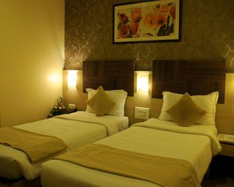 Hotel Madhav International Pune Railway Station - Pune - Bedroom