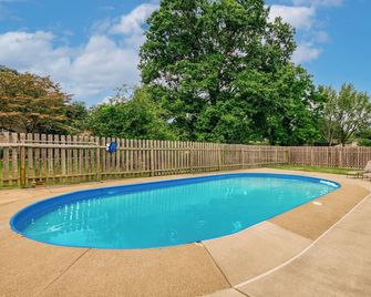 NEW!!! Immaculate Home with Private Pool! Close to Pro Football Hall of Fame! - Canton - Pool