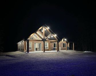 The Highmark Cabin - Valemount - Building