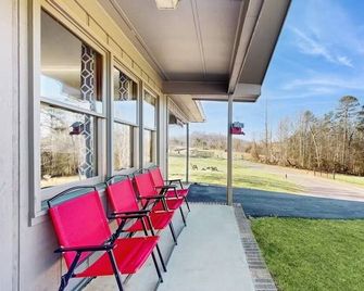 Mini Farm Stay with Animals - Near Asheville - Hendersonville - Balkon
