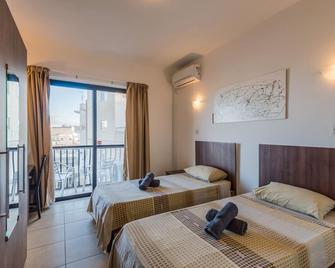 Bugibba - 2 bedroom apt 150m from Sea Front Fully Air Conditioned, Terraces WiFi - Saint Paul’s Bay - Camera da letto