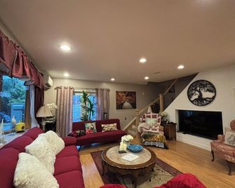 Family Home in Rockport, ME, 5 minutes away from Camden, ME. - Rockport - Living room