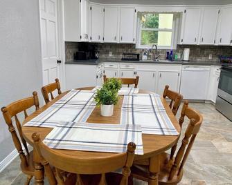 Charming, newly remodeled 2-bedroom duplex near Carthage w/ AC, fast WiFi - Carthage - Jídelna