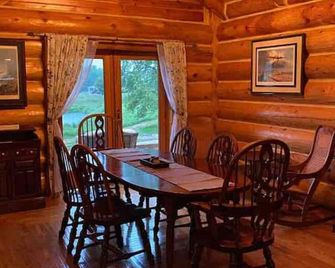 Stunning Log Cabin w/ Hot-tub - Charles City - Eetruimte