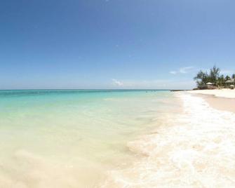 Relax and Unwind! Kitchen, Oceanfront, Onsite Pool, Free Parking - Oistins - Strand