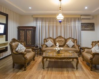 Grand Puri Saron Yogyakarta - Yogyakarta - Living room