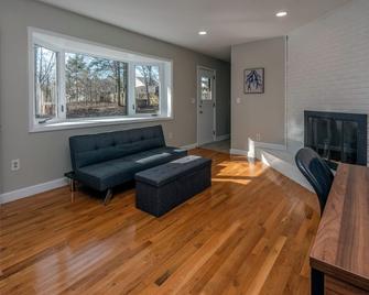 Pet Friendly! 4 King Beds, 4br, Remodeled Single Story House Near Unc Charlotte - Charlotte - Sala de estar