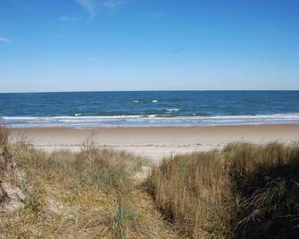 Old Time Beach Front Cottage - The Beach Is Your Backyard! 3 Bedroom Cottage by RedAwning - Norfolk - Bãi biển