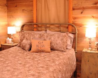 Cozy Cabins near the Comal River- Cabin #2- Military Theme. Walk to Wurstfest - New Braunfels - Bedroom