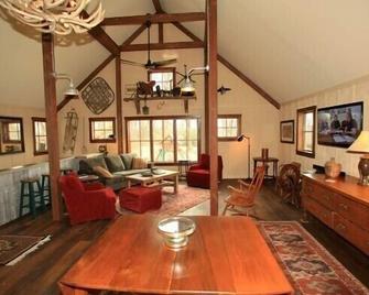 Great Entertaining Spot for any Occassion! - Edgewater - Living room
