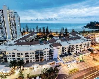 Calypso Resort, Sleeps 8, Coolangatta Beach! Family Beachfront Apartment! - Coolangatta - Building