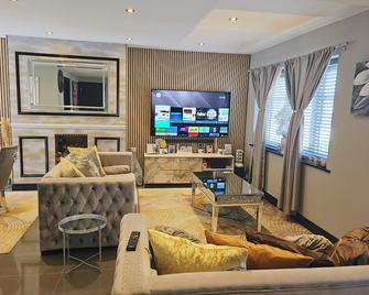 Luxury Room In Dudley - Coseley - Living room