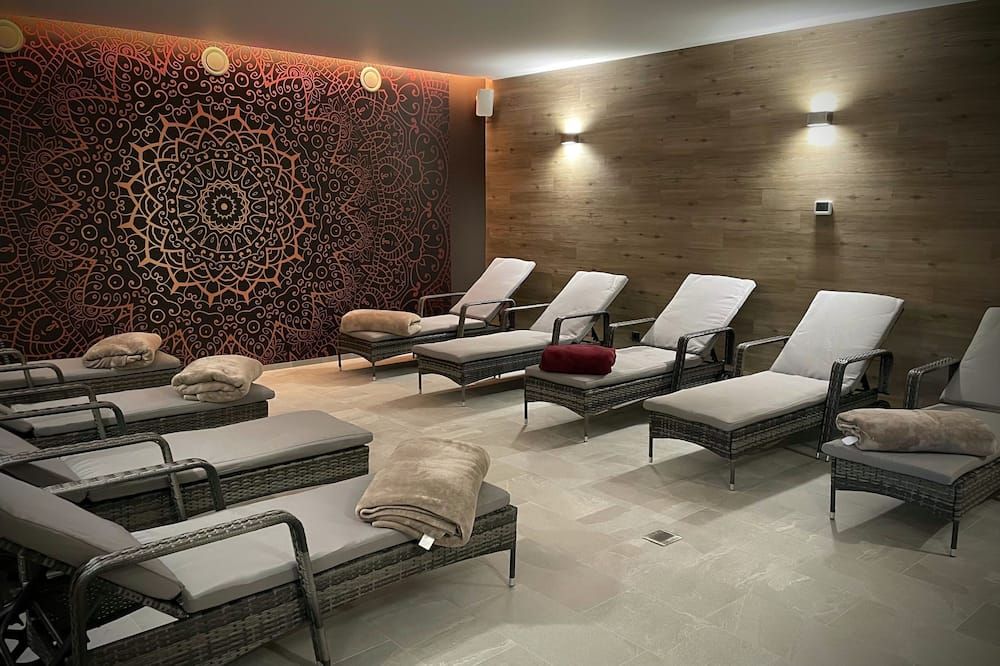 Lazensky Hotel Pyramida I - פרנטישקובי לאזנה - טרקלין