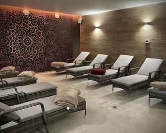 Lazensky Hotel Pyramida I - פרנטישקובי לאזנה - טרקלין