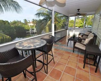 Cayman Cottage | 3 bed/2 bath canalfront home - 램로드키 - 발코니