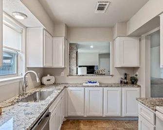 Single Story Home. Walk to shops and restaurants - Bedford - Kitchen