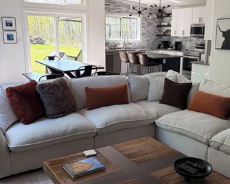 Daze Off - Modern Cabin at Pigeon Lake (Pet Friendly) - Westerose - Living room
