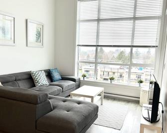 Stylish Downtown Langley Condo with Mountain View! - Langley - Living room