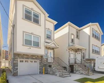 Beautiful 3bedroom apartment - Elizabeth - Building