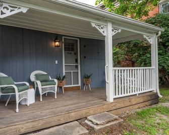 Carriage Cottage- in the Heart of Everything Delaware - Delaware - Patio