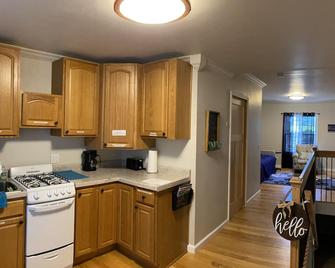 Relax & Unwind in this full apartment w/ Most Attractions close by! - Merrimac - Cocina