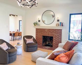 Urban 2-bedroom Escape in Downtown Cape Girardeau - Cape Girardeau - Living room