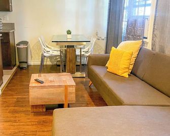 Centrally Located Ucla Condo - Los Angeles - Living room