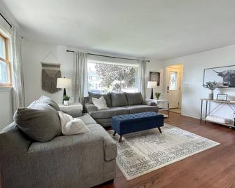 Adorable 3 bedroom home in historic Sheboygan Falls - Sheboygan Falls - Living room