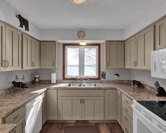 Lake Dubay - Water Sports, Boating, Ski, Granite Peak, Sentry World, Ev Charger! - Mosinee - Kitchen