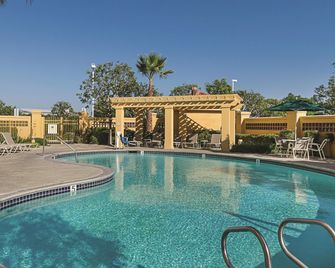 La Quinta Inn & Suites by Wyndham Ontario Airport - Ontario - Pool