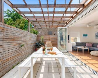Stylish, Modern 4 bedroom Apartment in Bondi Beach - Bondi Beach - Patio